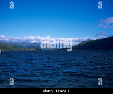 Il cloud passando attraverso Beinn Dearg una vista da Ullapool sul Loch Ginestra Wester Ross Scozia Scotland Foto Stock