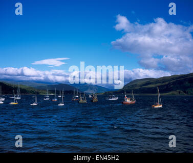 Vista delle barche da pesca ormeggiate a Loch Ginestra a Ullapool con cloud passando attraverso Beinn Dearg Wester Ross Scozia Scotland Foto Stock