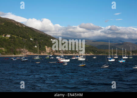 Vista delle barche da pesca ormeggiate a Loch Ginestra a Ullapool con cloud passando attraverso Beinn Dearg Wester Ross Scozia Scotland Foto Stock