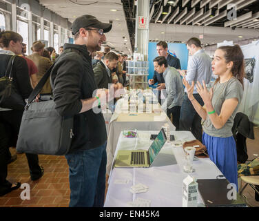 Gli ospiti e le persone in cerca di lavoro frequentare il TechDay evento di New York il giovedì, 23 aprile 2015. Migliaia parteciparono a cercare i lavori con la startup e alla rete con i loro coetanei. Bollette TechDay se stesso come il più grande del mondo evento startup con oltre 300 espositori. (© Richard B. Levine) Foto Stock