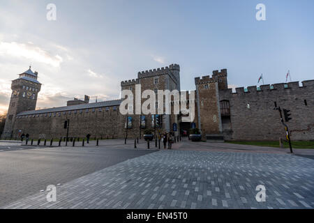 La porta sud del Castello di Cardiff, che mostra il restaurato del xv secolo Torre Nera, il Barbican torre dell'orologio Foto Stock