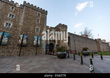 La porta sud del Castello di Cardiff, che mostra il restaurato del xv secolo Torre Nera e la torre di Barbican. Foto Stock