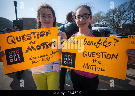 I genitori e i loro figli rally contro il nucleo comune di test e a chiedere agli altri genitori di opt-out, in Prospect Park di Brooklyn a New York martedì, 21 aprile 2015. Il federalmente incaricato delle prove sono sollevando le ire di molti genitori per varie ragioni tra cui sprecare il tempo in aula e il movimento per legare gli insegnanti' le prestazioni per i risultati del test. Quasi 175.000 studenti hanno optato-out nello Stato di New York secondo anti-testing degli avvocati. (© Richard B. Levine) Foto Stock