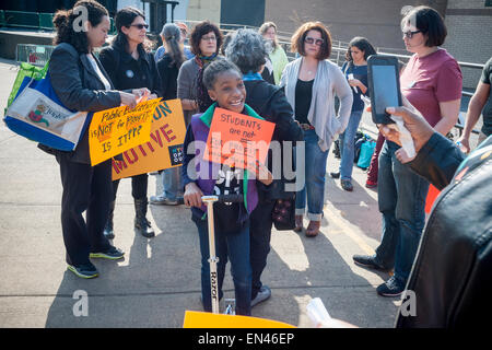 I genitori e i loro figli rally contro il nucleo comune di test e a chiedere agli altri genitori di opt-out, in Prospect Park di Brooklyn a New York martedì, 21 aprile 2015. Il federalmente incaricato delle prove sono sollevando le ire di molti genitori per varie ragioni tra cui sprecare il tempo in aula e il movimento per legare gli insegnanti' le prestazioni per i risultati del test. Quasi 175.000 studenti hanno optato-out nello Stato di New York secondo anti-testing degli avvocati. (© Richard B. Levine) Foto Stock