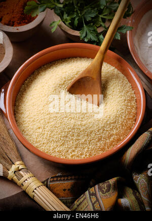 Il cous cous in una ciotola di ceramica sul tavolo di legno Foto Stock