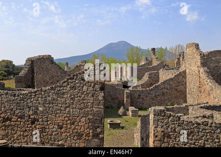 Rovine di Pompei con il Vesuvio in lontananza, Italia. Foto Stock