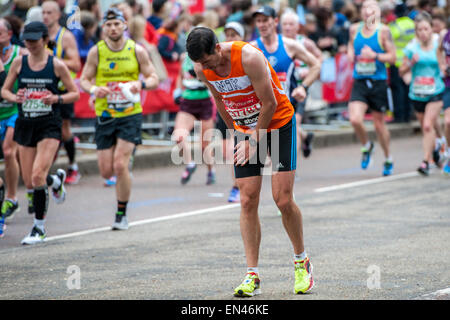 Londra, Regno Unito. 26 Aprile, 2015. Il dolore, lotta e determinazione durante la maratona di Londra 2015. Credito: Pete Maclaine/Alamy Live News Foto Stock