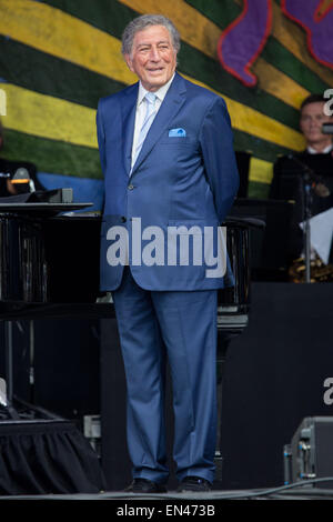 New Orleans, Louisiana, Stati Uniti d'America. 26 apr, 2015. Il cantante Tony Bennett suona dal vivo sul palco con Lady Gaga durante il Jazz di New Orleans e Heritage Festival a New Orleans, Louisiana © Daniel DeSlover/ZUMA filo/Alamy Live News Foto Stock