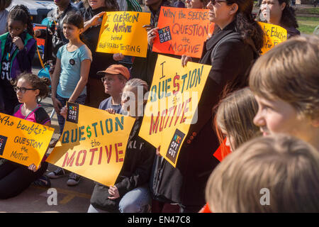 I genitori e i loro figli rally contro il nucleo comune di test e a chiedere agli altri genitori di opt-out, in Prospect Park di Brooklyn a New York martedì, 21 aprile 2015. Il federalmente incaricato delle prove sono sollevando le ire di molti genitori per varie ragioni tra cui sprecare il tempo in aula e il movimento per legare gli insegnanti' le prestazioni per i risultati del test. Quasi 175.000 studenti hanno optato-out nello Stato di New York secondo anti-testing degli avvocati. (© Richard B. Levine) Foto Stock