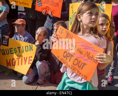 I genitori e i loro figli rally contro il nucleo comune di test e a chiedere agli altri genitori di opt-out, in Prospect Park di Brooklyn a New York martedì, 21 aprile 2015. Il federalmente incaricato delle prove sono sollevando le ire di molti genitori per varie ragioni tra cui sprecare il tempo in aula e il movimento per legare gli insegnanti' le prestazioni per i risultati del test. Quasi 175.000 studenti hanno optato-out nello Stato di New York secondo anti-testing degli avvocati. (© Richard B. Levine) Foto Stock