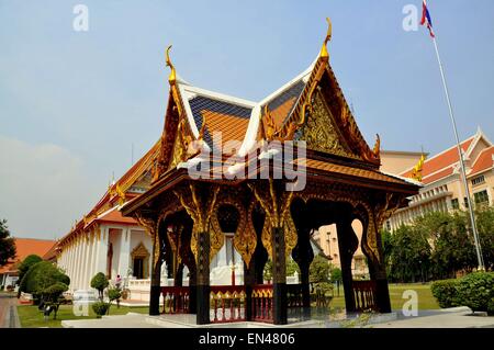 Bangkok, Thailandia: padiglione aperto con intricati intagliati, rivestimenti in legno dorato e chofahs da uno dei tailandese Palazzi Reali Foto Stock