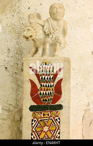 Amalfi, Italia XII secolo a mosaico e scultura esposta nel chiostro del Duomo di Sant'Andrea - Cattedrale di St Andrew Foto Stock