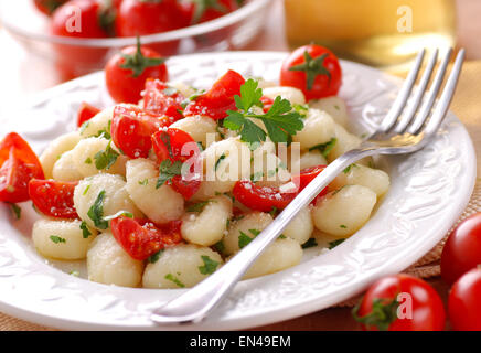 Gnocchi di patate con pomodori ciliegia con ingredienti intorno Foto Stock