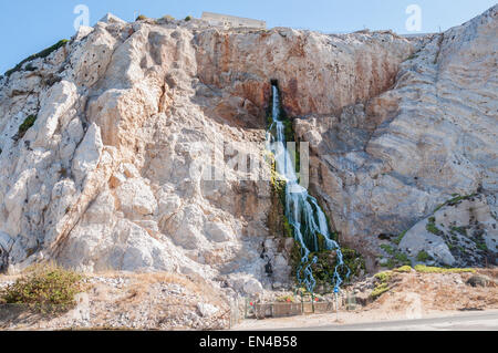 Cascata artificiale dall'uscita dell'impianto di dissalazione che alimenta Gibilterra con acqua fresca. Foto Stock