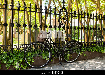 Una bicicletta vintage incatenato al recinto dei Francesi Ugonotti Chiesa lungo Church Street nel quartiere storico di Charleston, Sc. Foto Stock