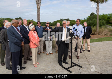 Carolina del sud Stato Senatore Campsen Chip unite da sindaci costiera e sost. Mark Sanford annuncia la sua opposizione a offshore oil drilling lungo la costa del Sud Carolina, Aprile 27, 2015 in Mt Pleasant, Carolina del Sud. Foto Stock