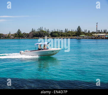 Una piccola imbarcazione si sposta verso il basso Vallese Lago di entrata e frangiflutti, Forster, NSW Australia Foto Stock