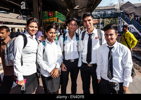 Mumbai India,Stazione ferroviaria di Andaheri Asian,linea occidentale,treno,pendolari,piloti,piattaforma,passeggeri passeggeri rider riders,uomo uomo maschio,donna femmina w Foto Stock