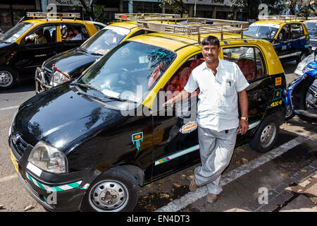 Mumbai India, Churchgate, Veer Nariman Road, taxi taxi, conducente, uomo uomo maschio, India150226055 Foto Stock