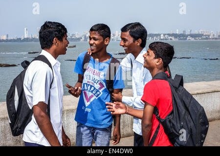 Mumbai India,Churchgate,Marine Drive,Back Bay,Arabian Sea,teen teen teenager ragazzi maschi ragazzi bambini studenti studenti amici,parlando,i Foto Stock