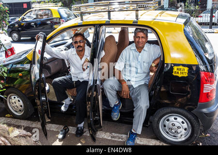 Mumbai India, Churchgate, Veer Nariman Road, taxi taxi, conducente, uomo uomo maschio, amici, India150226082 Foto Stock