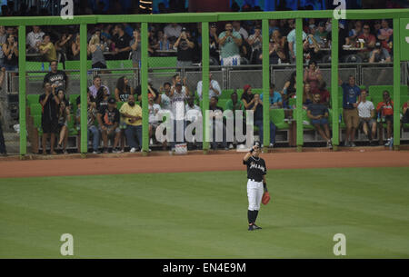 Miami, Florida, Stati Uniti d'America. Xxv Aprile, 2015. Ichiro Suzuki (Marlins) MLB : Ichiro Suzuki del Miami Marlins suggerimenti il suo cappello alla folla nel nono inning dopo aver impostato il record per la maggior parte delle piste segnate da un giapponese nato player nell'ottavo inning durante il Major League Baseball gioco contro i cittadini di Washington a Marlins Park a Miami in Florida , Stati Uniti . © AFLO/Alamy Live News Foto Stock