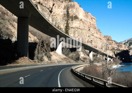 Over-sotto la sezione della Interstate 70 accanto al fiume Colorado vicino a Glenwood Springs, Colorado, STATI UNITI D'AMERICA Foto Stock