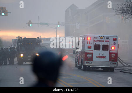 Baltimore, Stati Uniti d'America. 27 apr, 2015. I vigili del fuoco lavorare in prossimità di una farmacia CVS store che è stato dato alle fiamme in Baltimore, Maryland, Stati Uniti, 27 aprile 2015. Il Governatore del Maryland Larry Hogan lunedì sera ha dichiarato lo stato di emergenza e attivato la guardia nazionale per affrontare l'escalation di violenza e disordini nella città di Baltimora dopo il funerale di un 25-anno-vecchio uomo nero che è morto dopo essere stato ferito in custodia della polizia. Credito: Yin Bogu/Xinhua/Alamy Live News Foto Stock