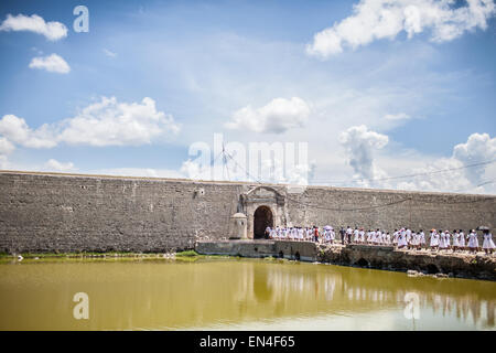 I bambini a scuola a piedi in Jaffna Fort a Jaffna, in Sri Lanka a nord. Foto Stock