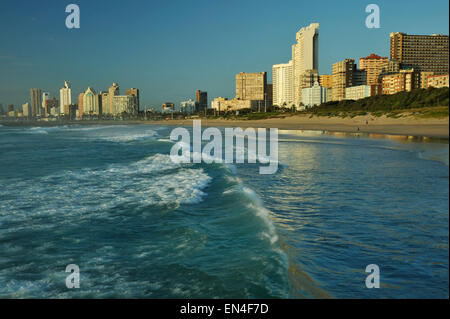 Durban, KwaZulu-Natal, Sud Africa, paesaggio, sky line di alberghi e appartamenti lungo il Golden Mile beachfront, spiaggia, marcia lenta Foto Stock