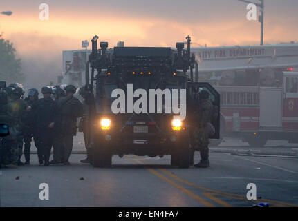 Baltimore, Stati Uniti d'America. 27 apr, 2015. Guardia di poliziotti nei pressi di una farmacia CVS store che è stato dato alle fiamme in Baltimore, Maryland, Stati Uniti, 27 aprile 2015. Il Governatore del Maryland Larry Hogan lunedì sera ha dichiarato lo stato di emergenza e attivato la guardia nazionale per affrontare l'escalation di violenza e disordini nella città di Baltimora dopo il funerale di un 25-anno-vecchio uomo nero che è morto dopo essere stato ferito in custodia della polizia. Credito: Yin Bogu/Xinhua/Alamy Live News Foto Stock