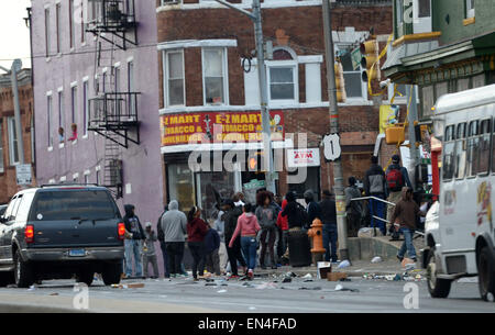 Baltimore, Stati Uniti d'America. 27 apr, 2015. Un negozio è saccheggiato a Baltimore, Maryland, Stati Uniti, 27 aprile 2015. Il Governatore del Maryland Larry Hogan lunedì sera ha dichiarato lo stato di emergenza e attivato la guardia nazionale per affrontare l'escalation di violenza e disordini nella città di Baltimora dopo il funerale di un 25-anno-vecchio uomo nero che è morto dopo essere stato ferito in custodia della polizia. Credito: Yin Bogu/Xinhua/Alamy Live News Foto Stock