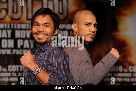 Las Vegas, Nevada, USA. Xi Nov, 2009. Manny Pacquiao (PHI), Miguel cotto (PUR) Boxe : Manny Pacquiao, delle Filippine (L) e Miguel Cotto di Puerto Rico, partecipare a una conferenza stampa presso la MGM Grand a Las Vegas, Nevada, Stati Uniti d'America . © Naoki Fukuda/AFLO/Alamy Live News Foto Stock