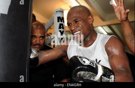 Las Vegas, Nevada, USA. Xiv Apr, 2010. Floyd Mayweather Jr (USA) il pugilato : Floyd Mayweather Jr degli Stati Uniti durante il suo allenamento aperto a Mayweather Boxe palestra a Las Vegas, Nevada, Stati Uniti d'America . © Naoki Fukuda/AFLO/Alamy Live News Foto Stock