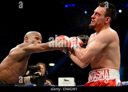 Las Vegas, Nevada, USA. Il 4 maggio, 2013. (L-R) Floyd Mayweather, Jr., Robert Guerrero (USA) il pugilato : Floyd Mayweather Jr degli Stati Uniti colpisce Robert Guerrero degli Stati Uniti durante la WBC welterweight title bout al MGM Grand Garden Arena di Las Vegas, Nevada, Stati Uniti . © Naoki Fukuda/AFLO/Alamy Live News Foto Stock