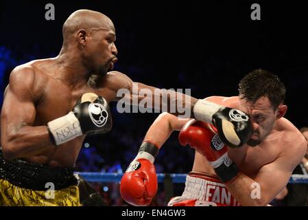 Las Vegas, Nevada, USA. Il 4 maggio, 2013. (L-R) Floyd Mayweather, Jr., Robert Guerrero (USA) il pugilato : Floyd Mayweather Jr degli Stati Uniti colpisce Robert Guerrero degli Stati Uniti durante la WBC welterweight title bout al MGM Grand Garden Arena di Las Vegas, Nevada, Stati Uniti . © Naoki Fukuda/AFLO/Alamy Live News Foto Stock