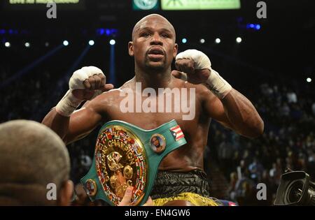 Las Vegas, Nevada, USA. Il 4 maggio, 2013. Floyd Mayweather Jr (USA) il pugilato : Floyd Mayweather, Jr. del Stati Uniti celebra dopo aver vinto il WBC welterweight title bout al MGM Grand Garden Arena di Las Vegas, Nevada, Stati Uniti . © Naoki Fukuda/AFLO/Alamy Live News Foto Stock