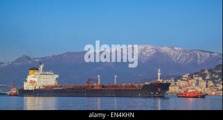 Rimorchiatori a lavorare vicino ad una nave in Genova Porto di olio, Italia Foto Stock