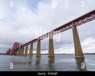 Forth Bridge, a sbalzo il ponte ferroviario sul Firth of Forth, Edimburgo, Scozia, Regno Unito Foto Stock