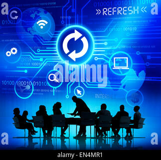 Sagome di uomini di affari che lavora con il concetto di Computer simboli sopra Foto Stock