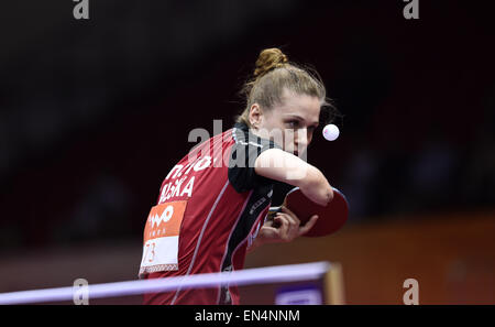 Suzhou, cinese della provincia di Jiangsu. 28 apr, 2015. La Polonia Natalia Partyka serve contro il Guatemala Mabelyn Enriquez/Andrea Estrada durante il doppio femminile corrispondono a 53 Campionati del Mondo di Ping Pong in Suzhou, città di East cinese della provincia di Jiangsu, il 28 aprile 2015. La Polonia Natalia Partyka/Katarzyna Grzybowska ha vinto 4-0. © Li Ga/Xinhua/Alamy Live News Foto Stock