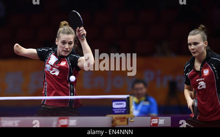 Suzhou, cinese della provincia di Jiangsu. 28 apr, 2015. La Polonia Natalia Partyka(L)/Katarzyna Grzybowska competere contro il Guatemala Mabelyn Enriquez/Andrea Estrada durante il doppio femminile corrispondono a 53 Campionati del Mondo di Ping Pong in Suzhou, città di East cinese della provincia di Jiangsu, il 28 aprile 2015. La Polonia Natalia Partyka/Katarzyna Grzybowska ha vinto 4-0. © Li Ga/Xinhua/Alamy Live News Foto Stock