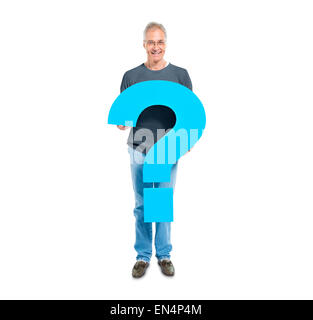 Un uomo informale tenendo un punto interrogativo di colore blu Foto Stock