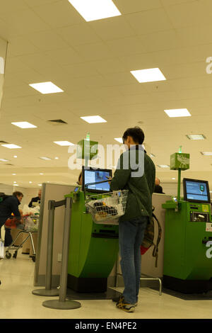 I clienti che utilizzano un Waitrose self service check out counter Foto Stock