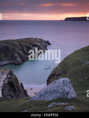 Vista nord-est attraverso la bocca del Loch Eriboll all alba da scogliere di Traigh Allt Challgeag, Durness, Sutherland, REGNO UNITO Foto Stock