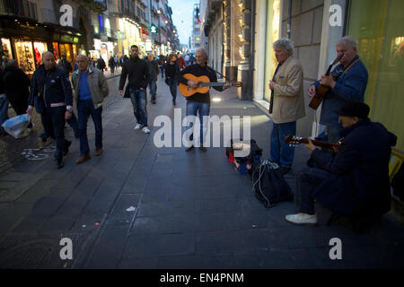 Musicisti di strada in via Toledo, Napoli Foto Stock