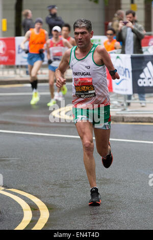 Mendes del Portogallo in esecuzione al 2015 denaro VIRGIN LONDON MARATHON Foto Stock