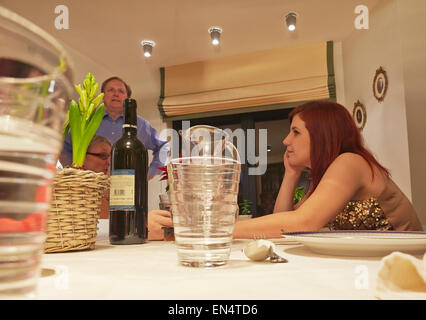 Una giovane donna a una parte di cenone di Capodanno; a Bruxelles, Belgio. Foto Stock