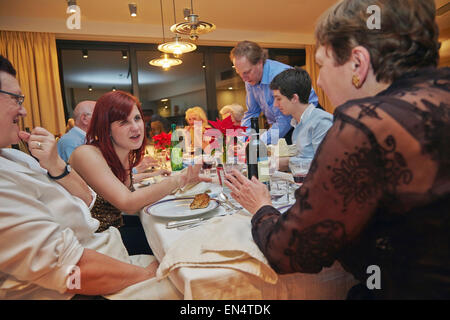 Parenti a una festa di Capodanno con cena in famiglia, con un'età mista; a Bruxelles, Belgio. Foto Stock