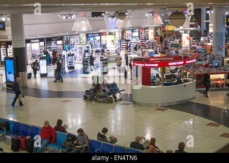 I passeggeri all'Aeroporto di Londra Gatwick North Terminal, West Sussex in febbraio Foto Stock